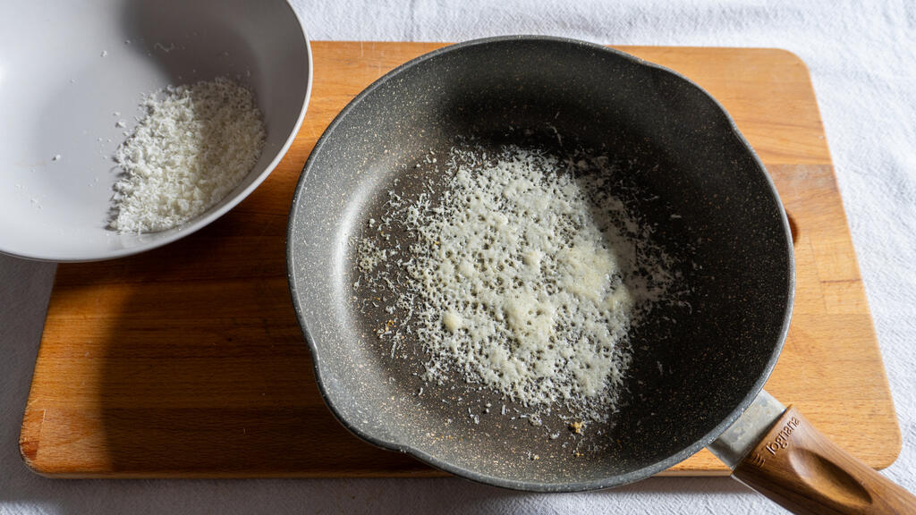 Papas a la mostaza sobre oblea de parmesano