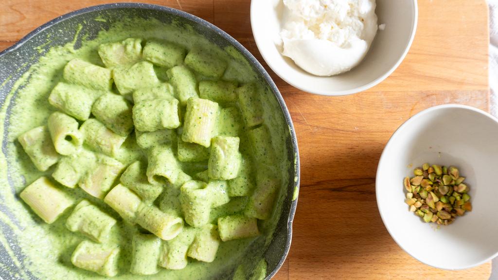 Pasta con calabacines, burrata y pistachos