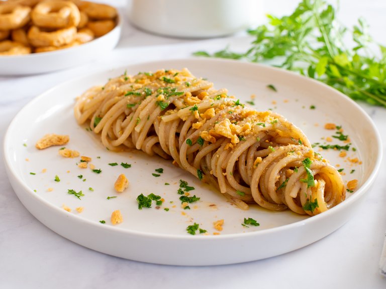 Pasta con mantequilla y anchoas