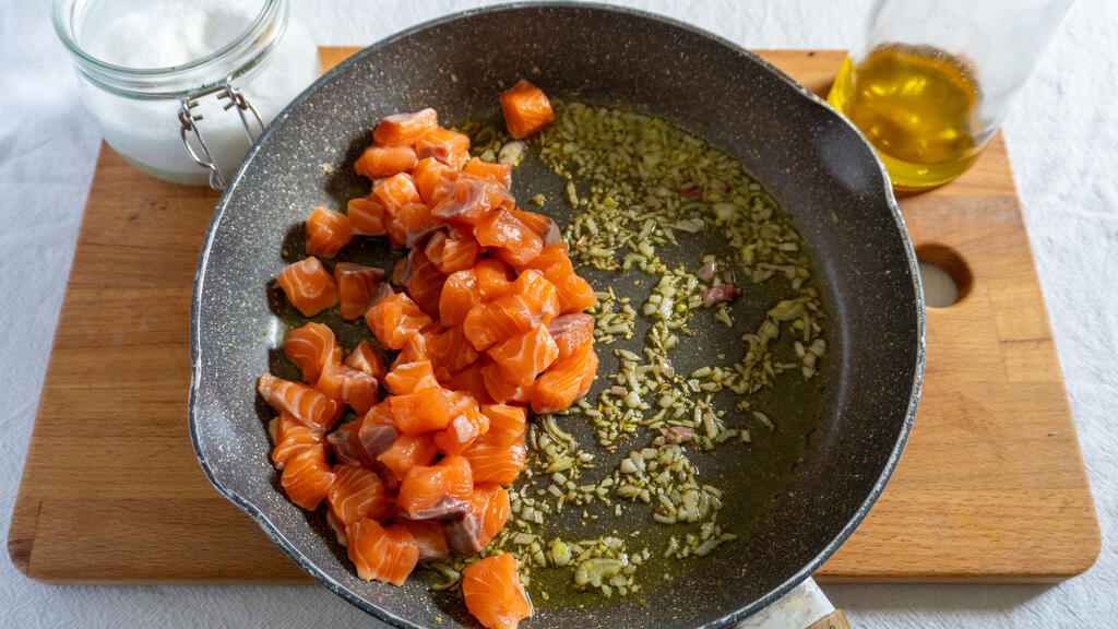 Pasta con salmón y eneldo
