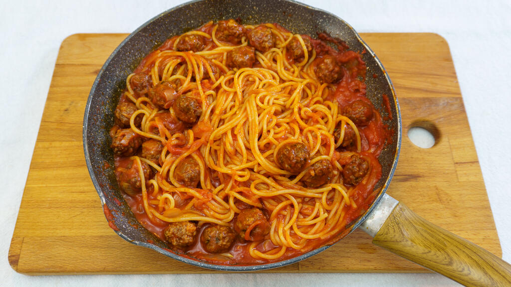 Pasta con salsa de tomate y albóndigas