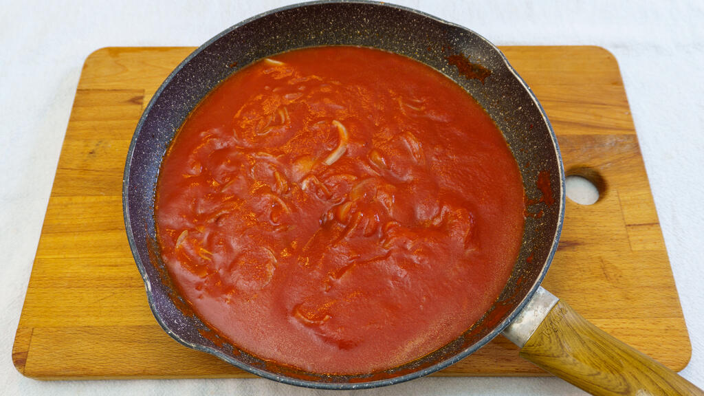 Pasta con salsa de tomate y albóndigas
