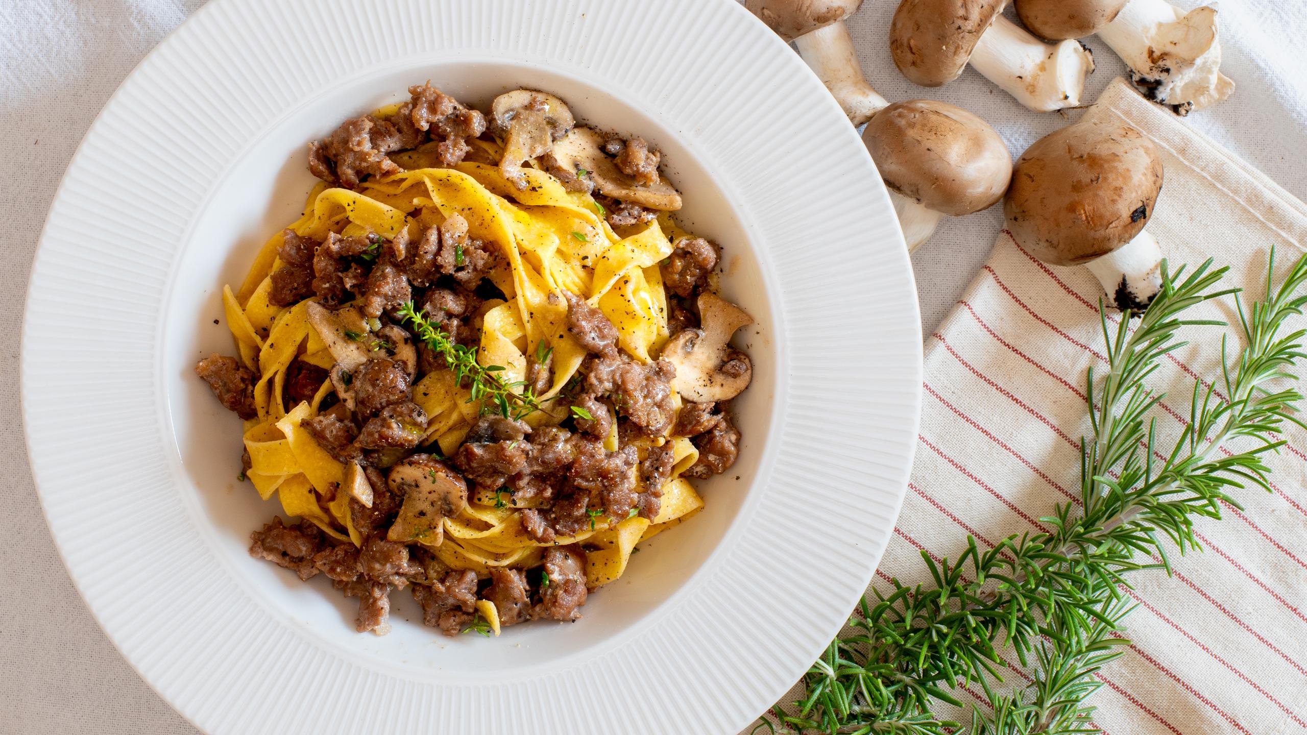 Pasta con setas y salchicha