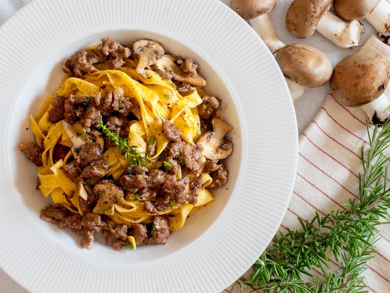 Pasta con setas y salchicha