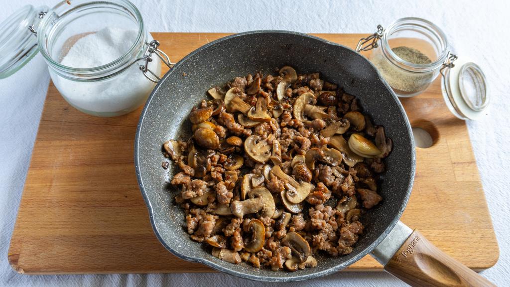 Pasta con setas y salchicha