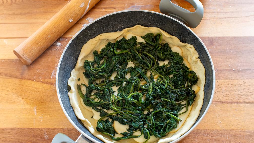 Tarta salada en sartén con acelgas y scamorza ahumada