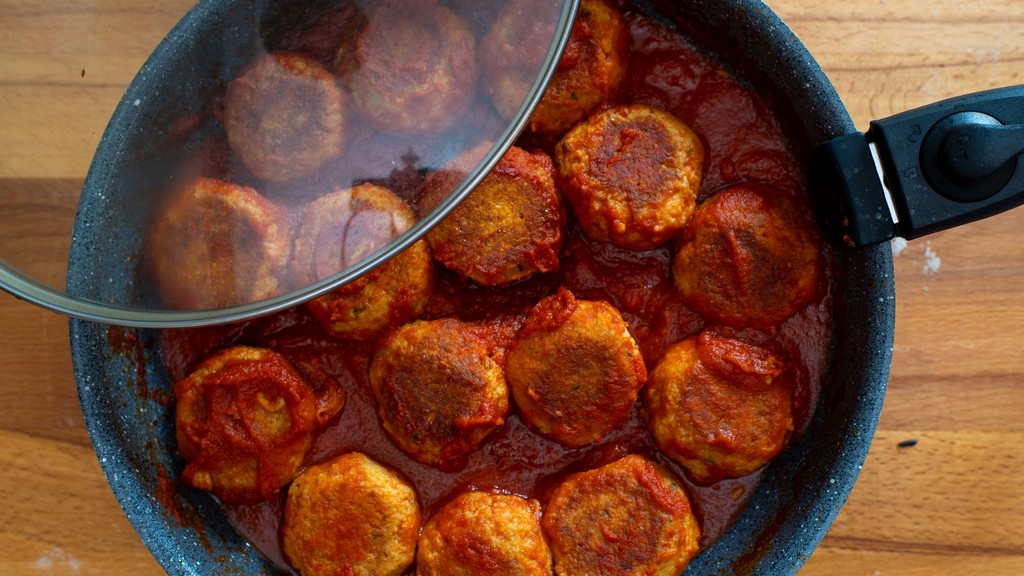 Boulettes de pain à la sauce tomate