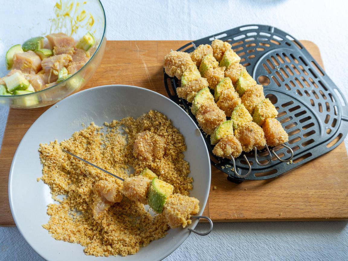 Brochettes de poulet et courgettes à la friteuse à air - étape 5