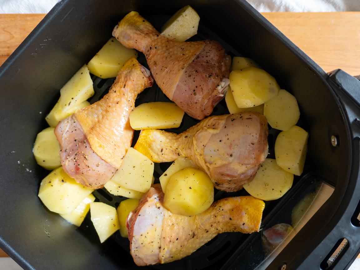 Cuisses de poulet et pommes de terre à la friteuse à air - étape 3