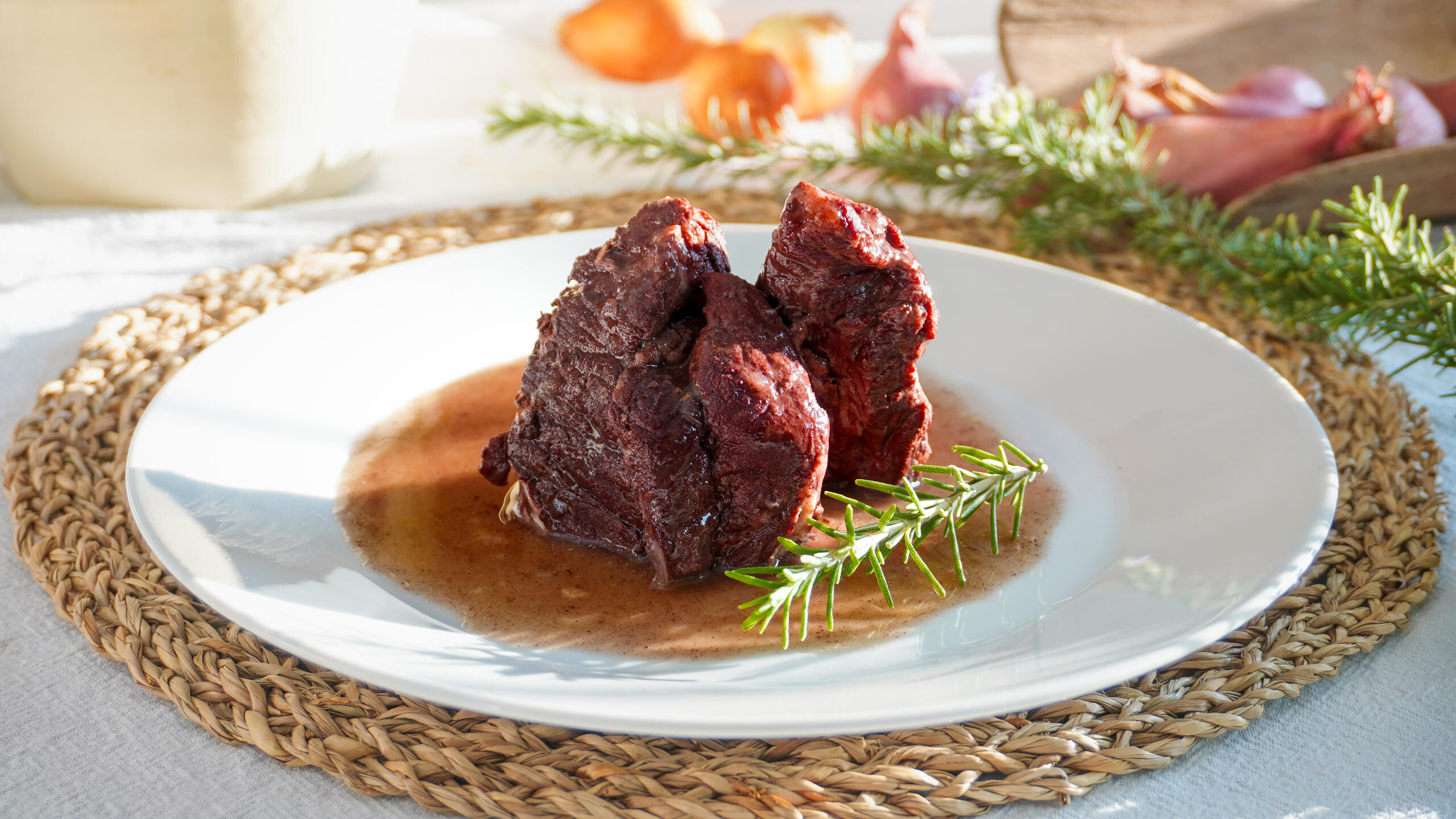 Échine de porc braisée au vin rouge