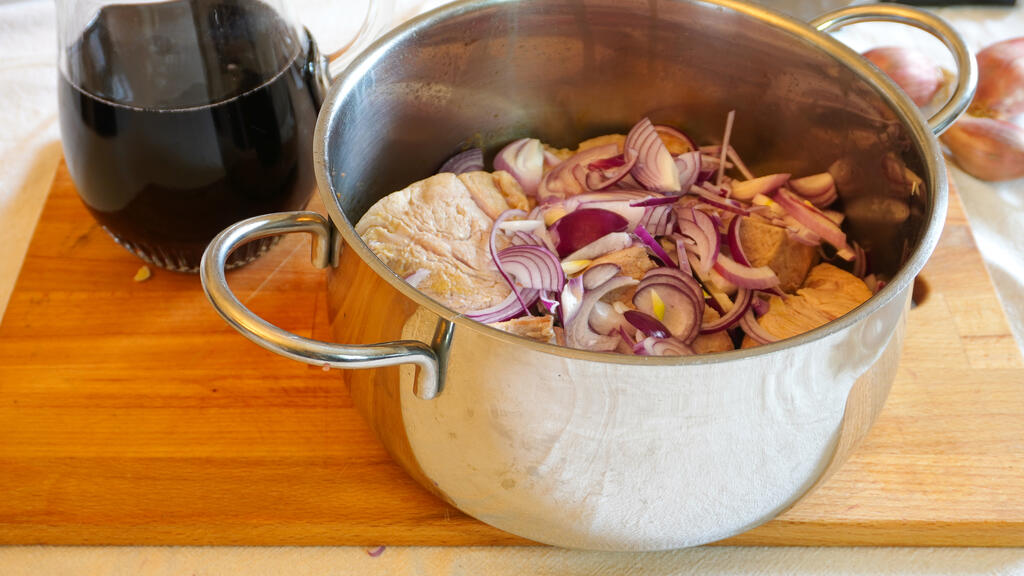Échine de porc braisée au vin rouge - étape 3