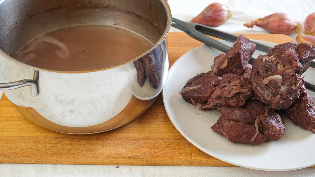 Échine de porc braisée au vin rouge - étape 7