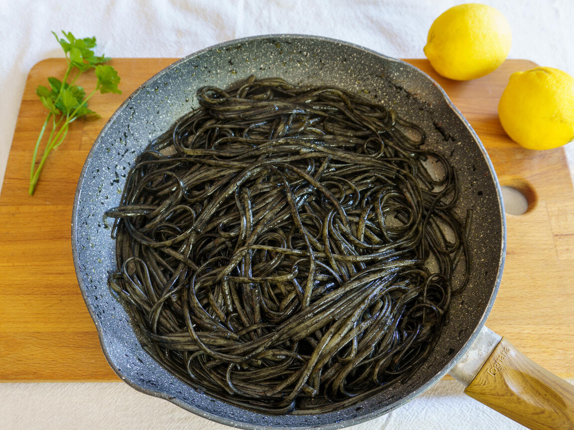 Linguine à l'encre de seiche et calamars - étape 4