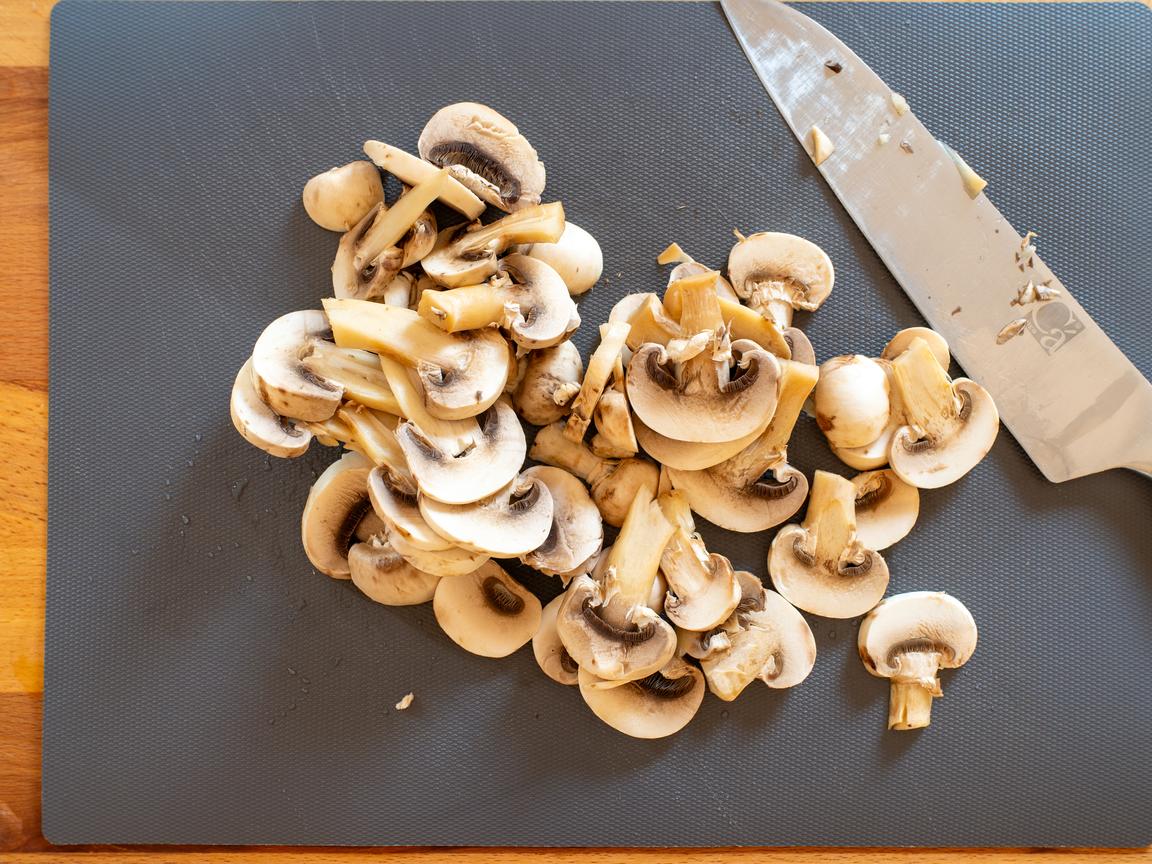 Pâtes à la crème de champignons et de noix - étape 1