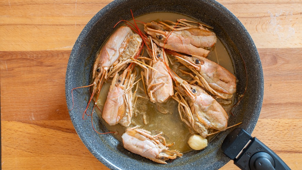 Pâtes à l’encre de seiche et crevettes