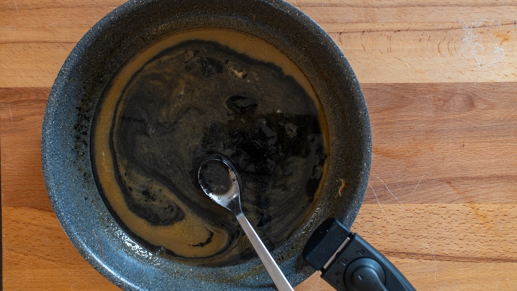 Pâtes à l’encre de seiche et crevettes