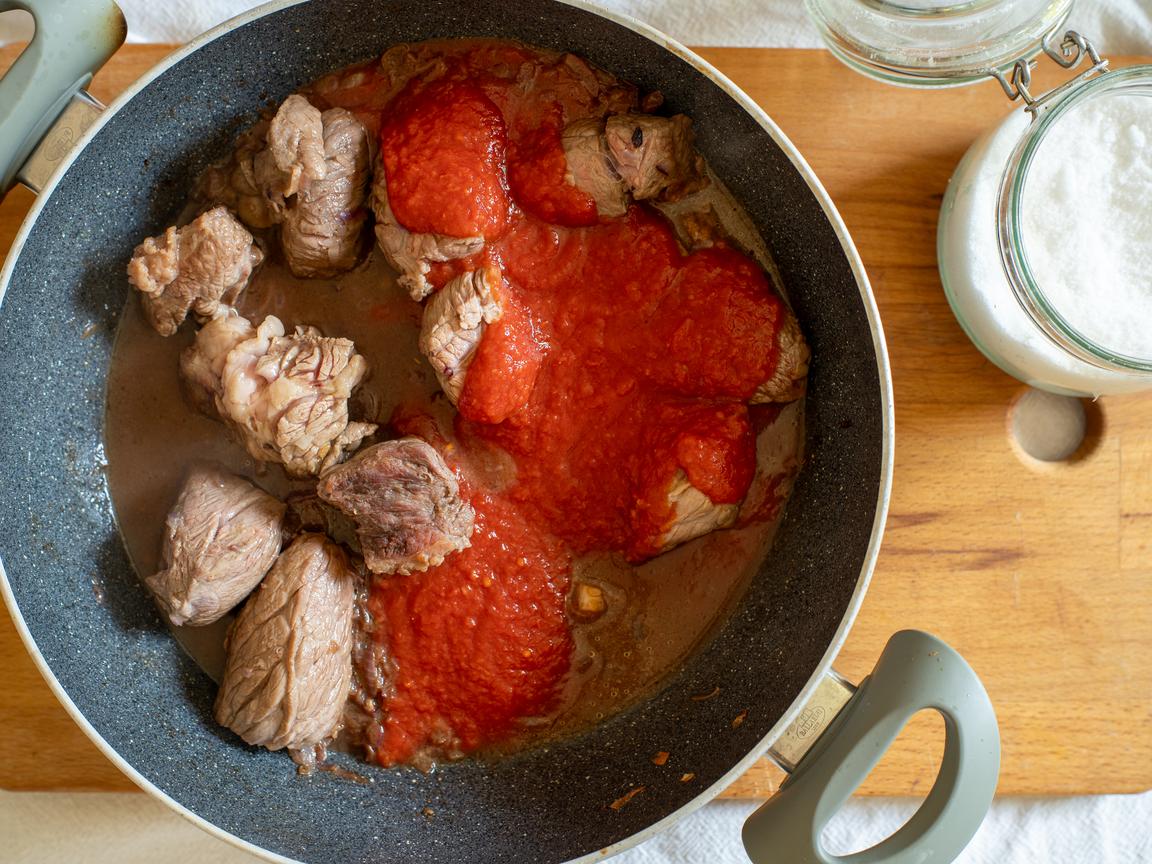 Ragoût de bœuf à la sauce tomate et aux pommes de terre - étape 5