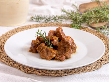 Le ragoût est généralement fait avec de la viande ...