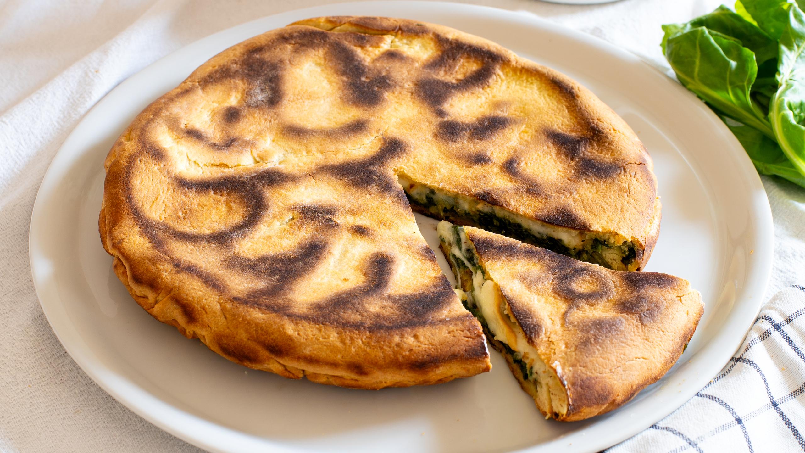 Tarte salée à la poêle aux bettes et à la scamorza fumée