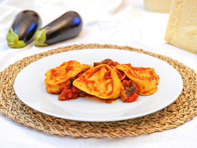 Tortelli faits maison avec une farce d'aubergines ...