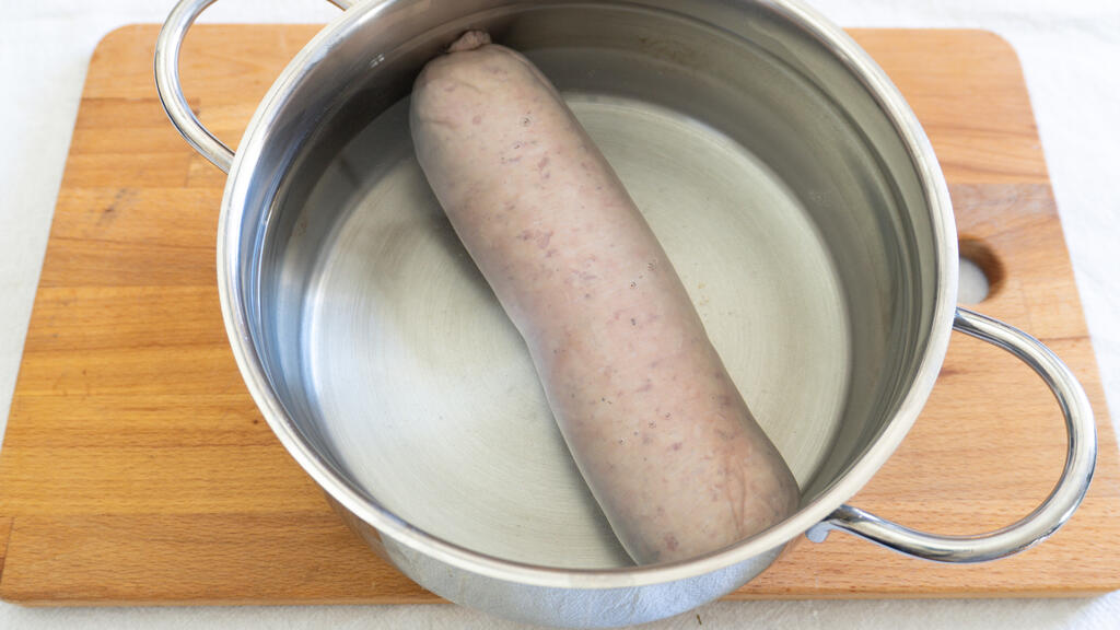 Cotechino grillé avec des lentilles