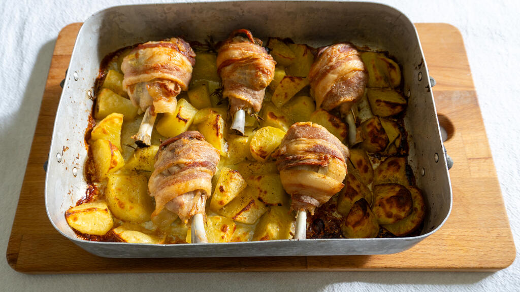 Cuisses de poulet au lard au four