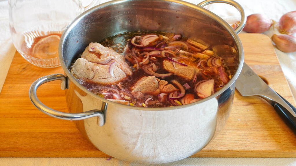 Échine de porc braisée au vin rouge