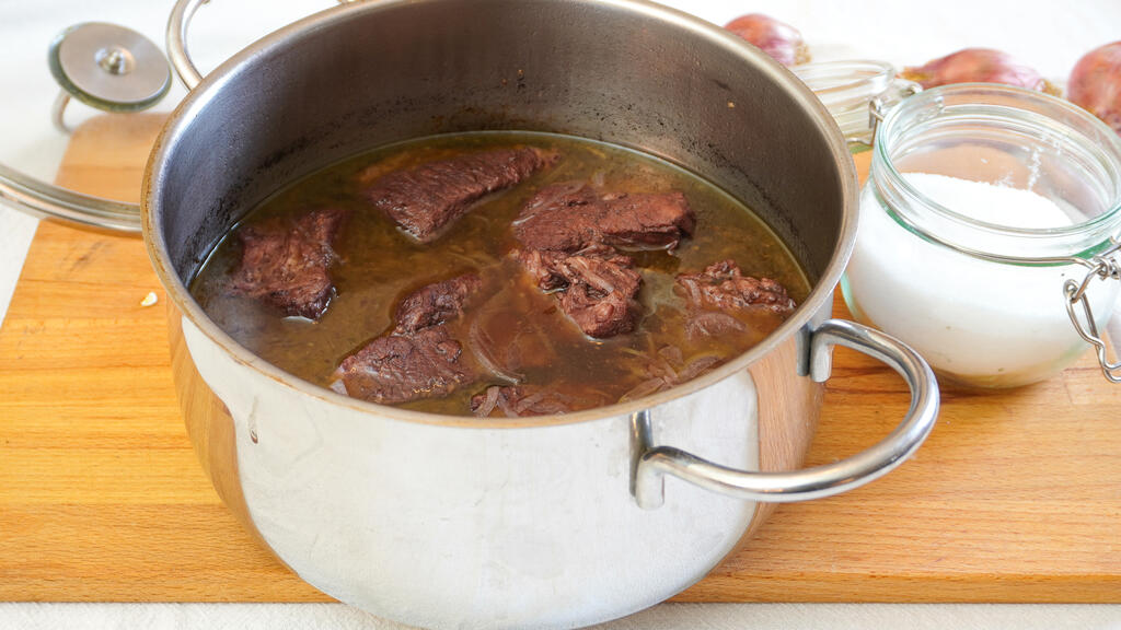 Échine de porc braisée au vin rouge