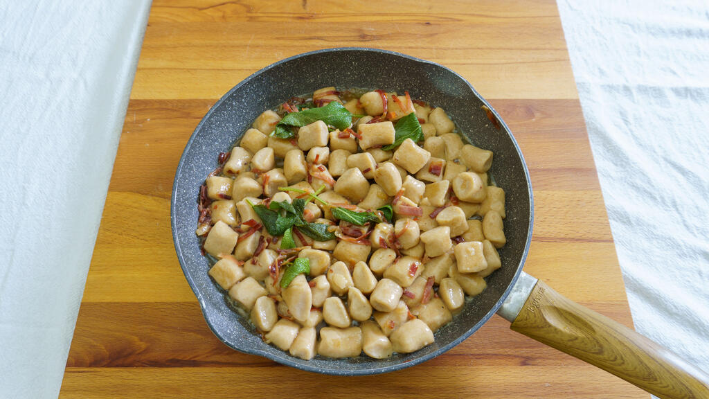 Gnocchis d'épeautre à la ricotta et au speck
