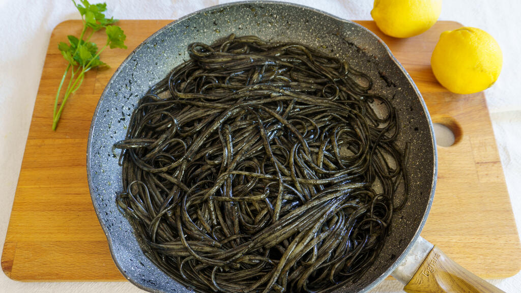 Linguine à l'encre de seiche et calamars