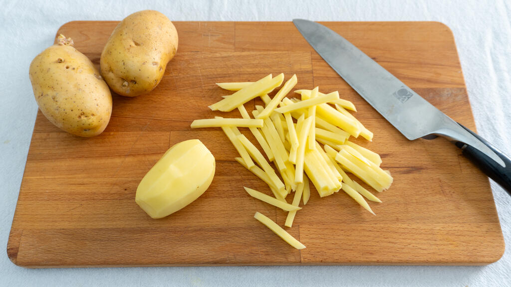 Pommes de terre frites à la friteuse à air
