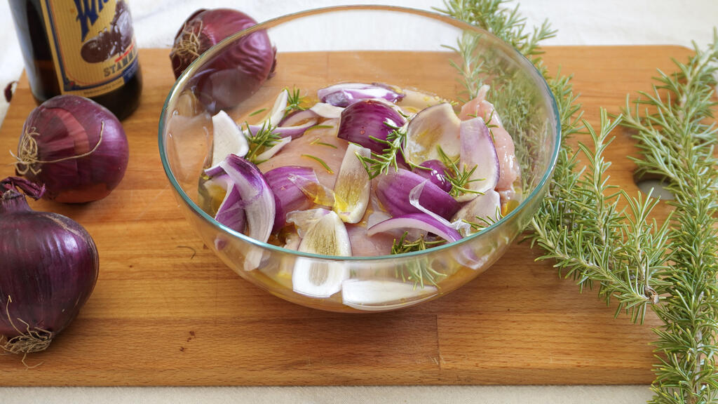 Poulet au four avec oignons et pommes de terre