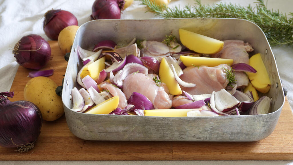 Poulet au four avec oignons et pommes de terre