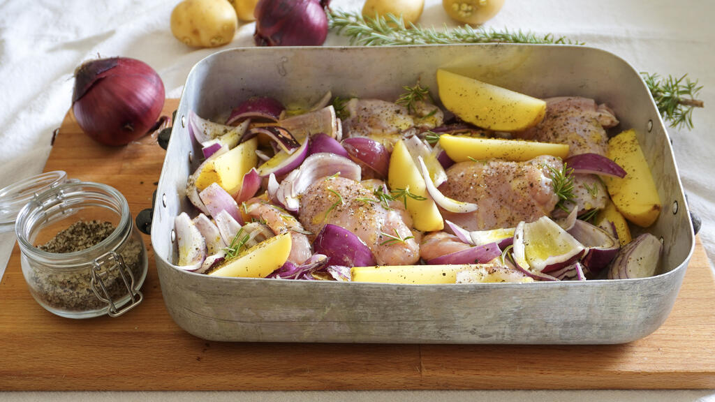 Poulet au four avec oignons et pommes de terre