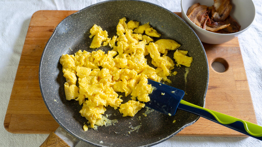 Œufs brouillés avec bacon