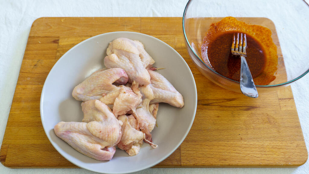 Alette di pollo piccanti in friggitrice ad aria - passo 2