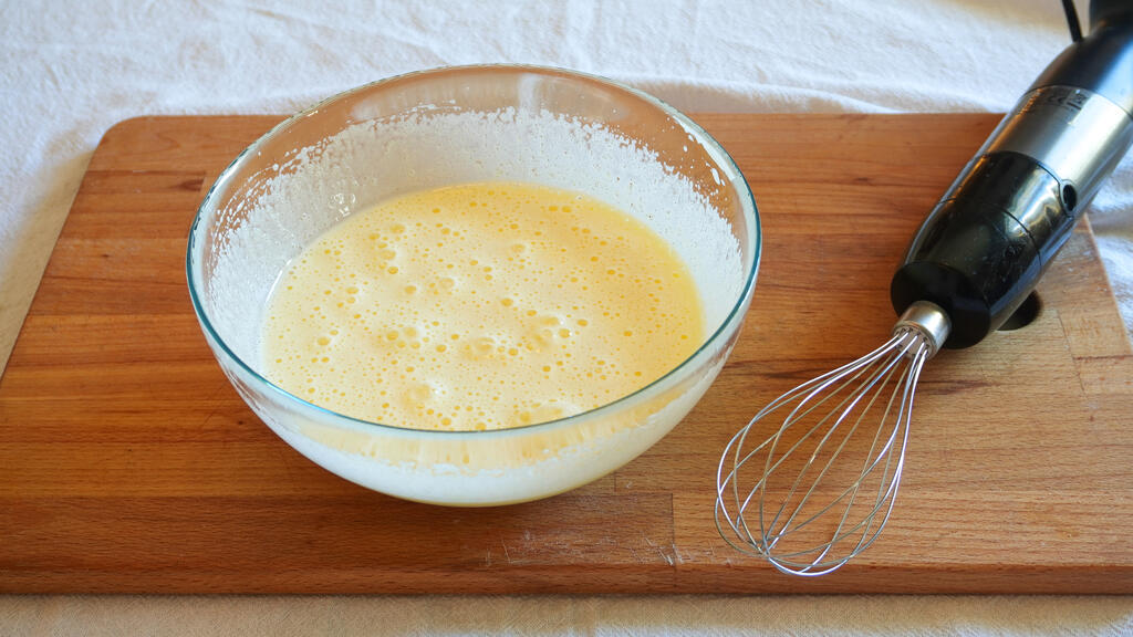 Ciambella allo yogurt - passo 1