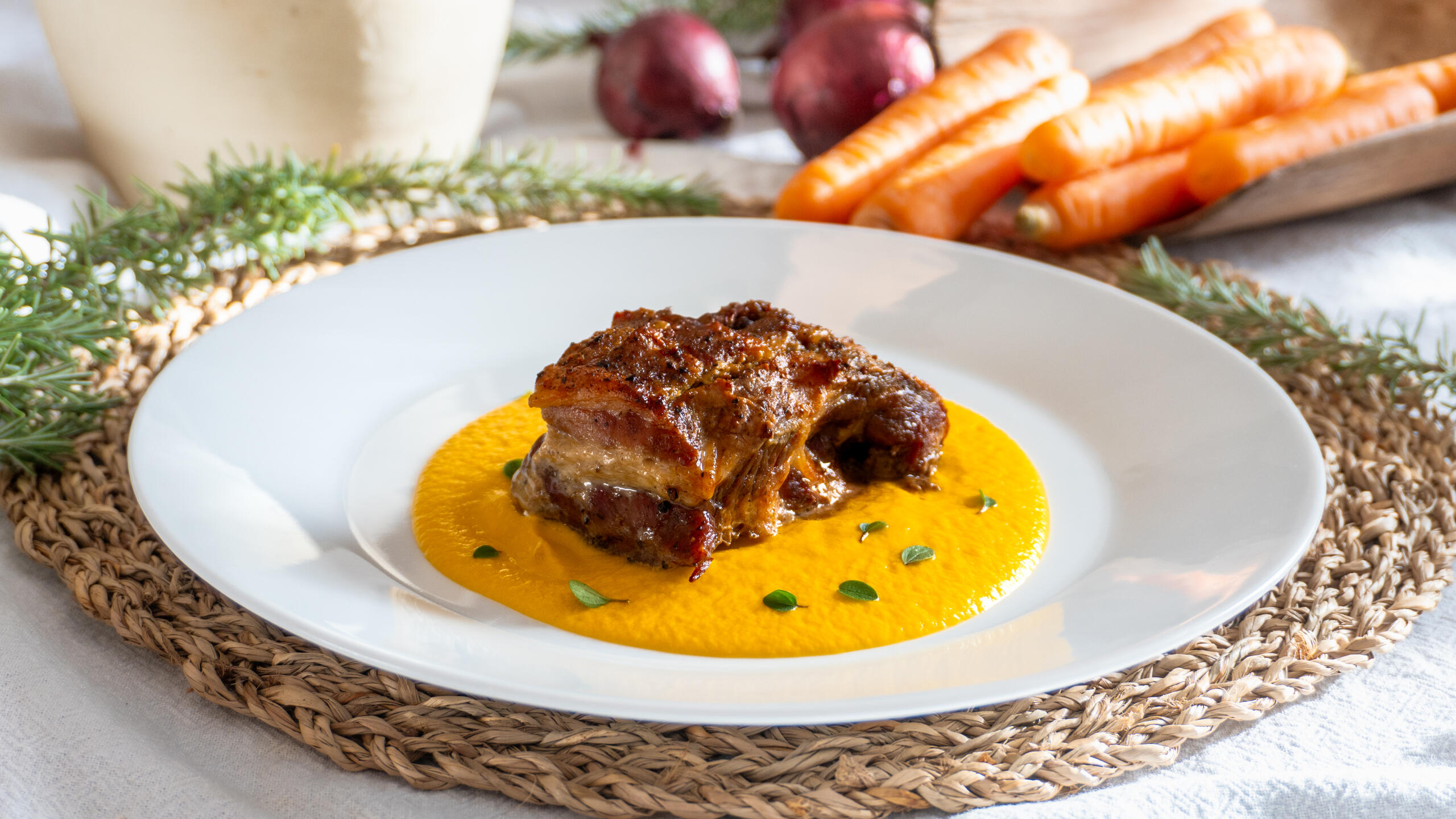 Coppa di maiale alla senape con crema di carote
