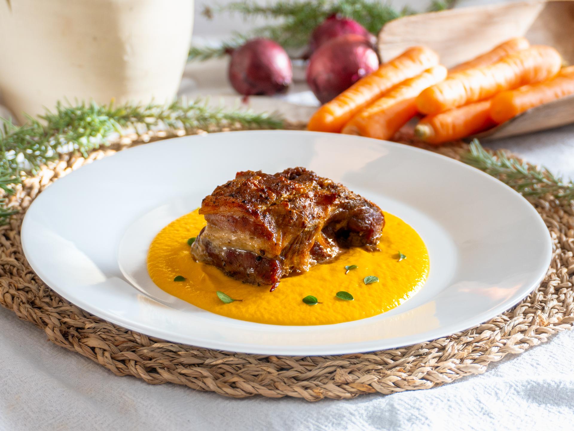 Coppa di maiale alla senape con crema di carote