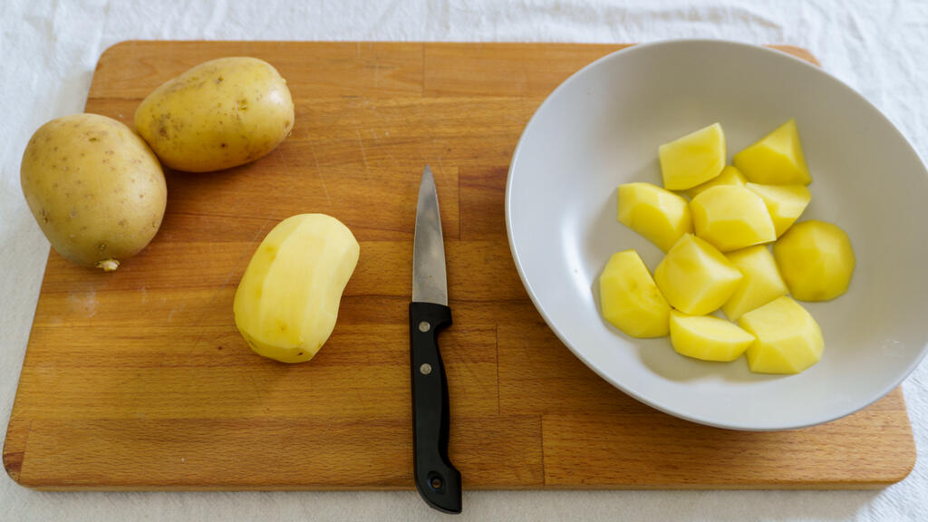 Cosce di pollo e patate in friggitrice ad aria - passo 1