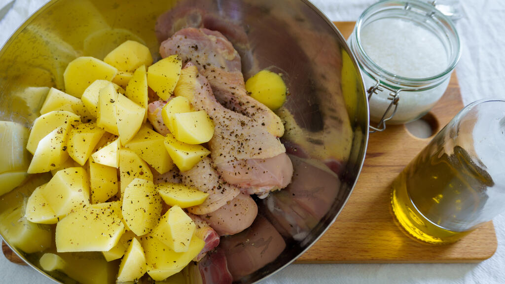 Cosce di pollo e patate in friggitrice ad aria - passo 2