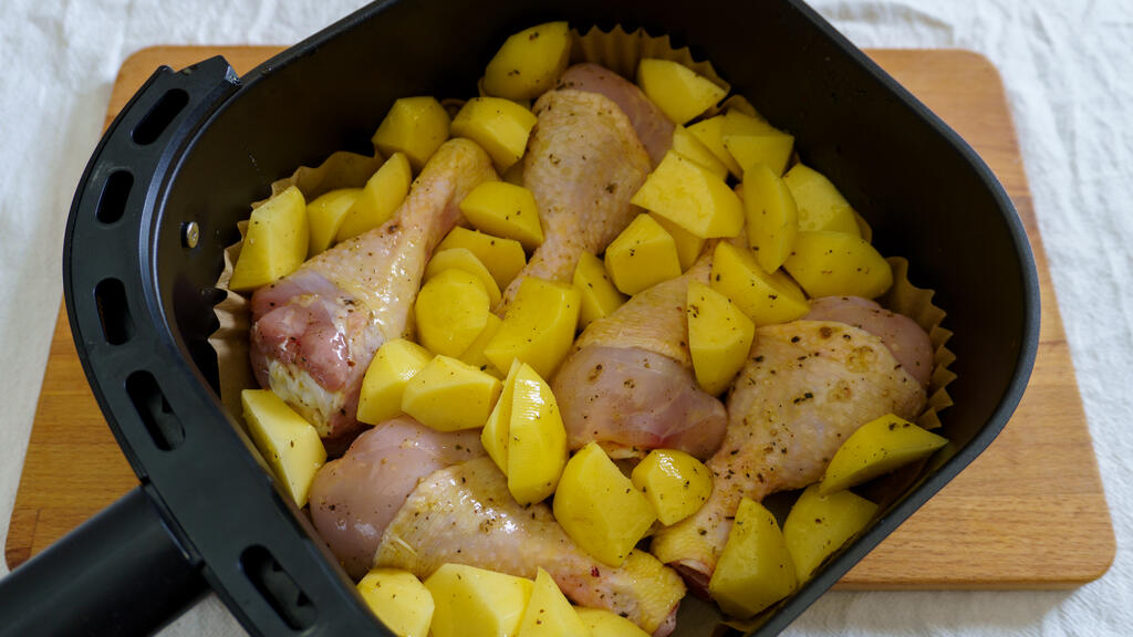 Cosce di pollo e patate in friggitrice ad aria - passo 3