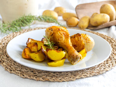 Cosce di pollo e patate croccanti, cucinate in fri...
