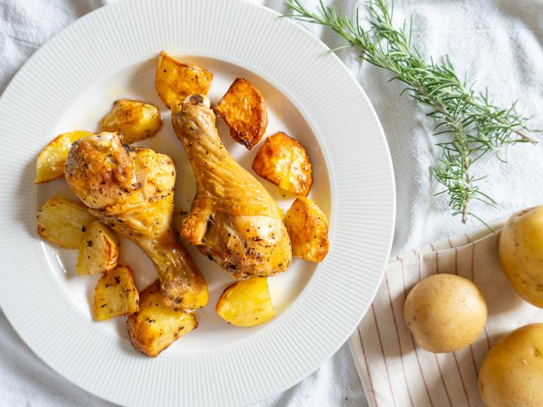 Cosce di pollo e patate in friggitrice ad aria