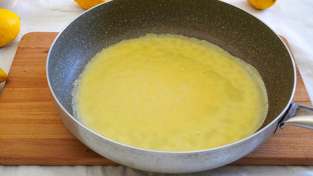 Crepes zucchero e limone - passo 3