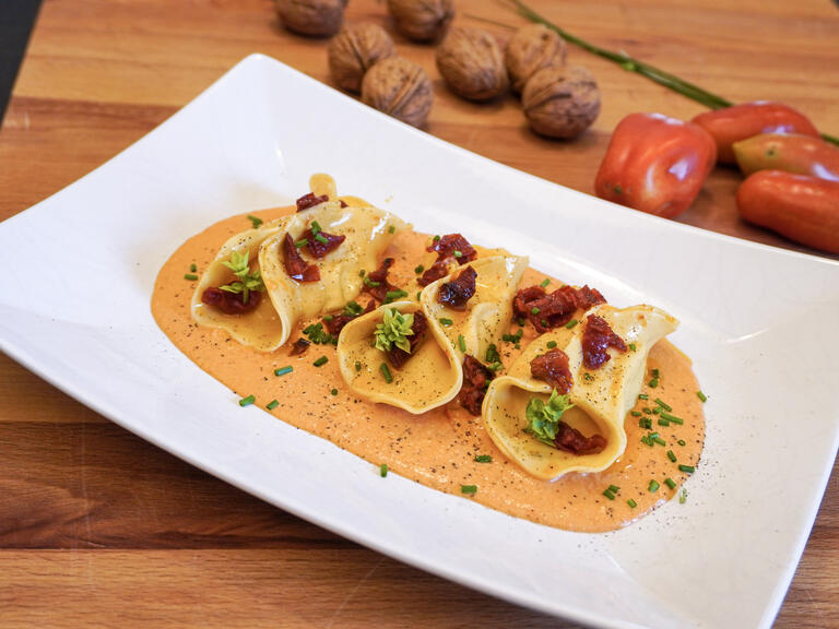 Fagottini con pesto di noci e pomodori