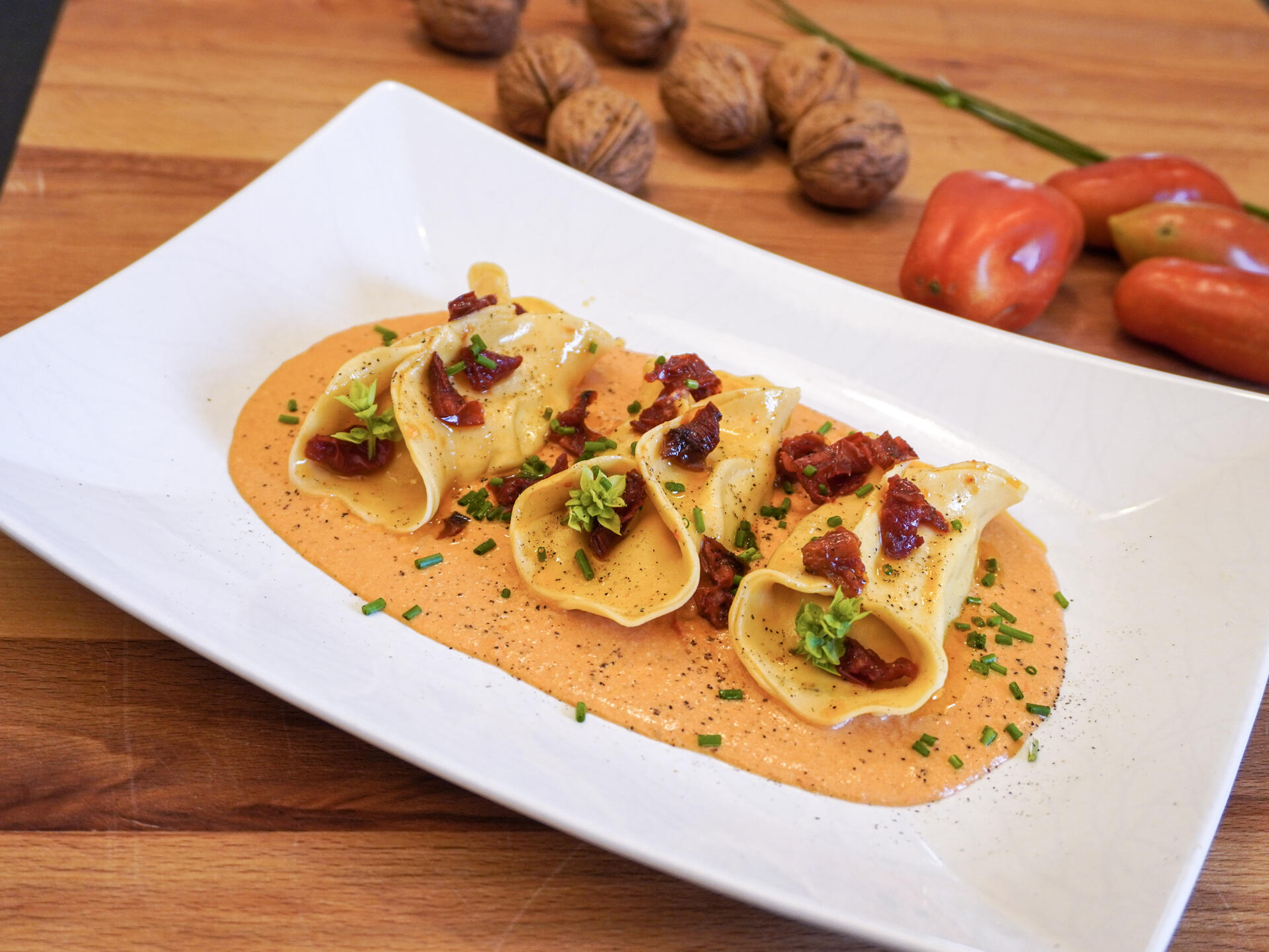 Fagottini con pesto di noci e pomodori