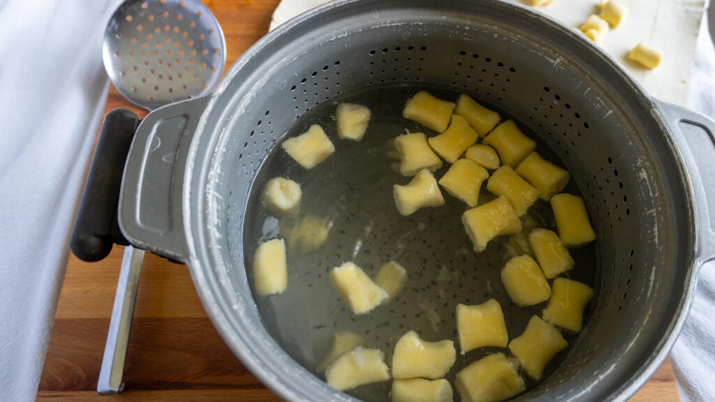 Gnocchi di ricotta burro e salvia - passo 5