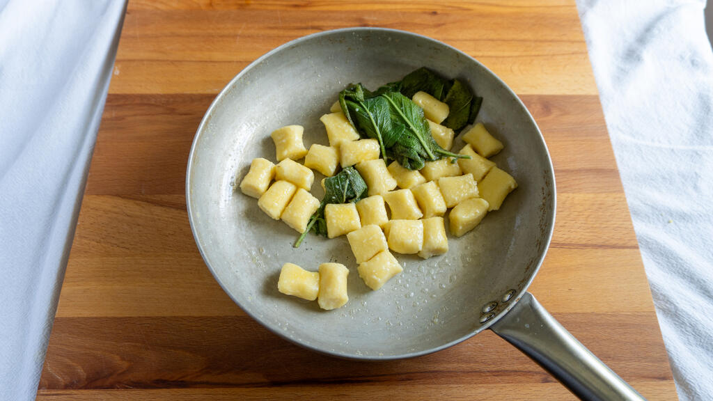 Gnocchi di ricotta burro e salvia - passo 7