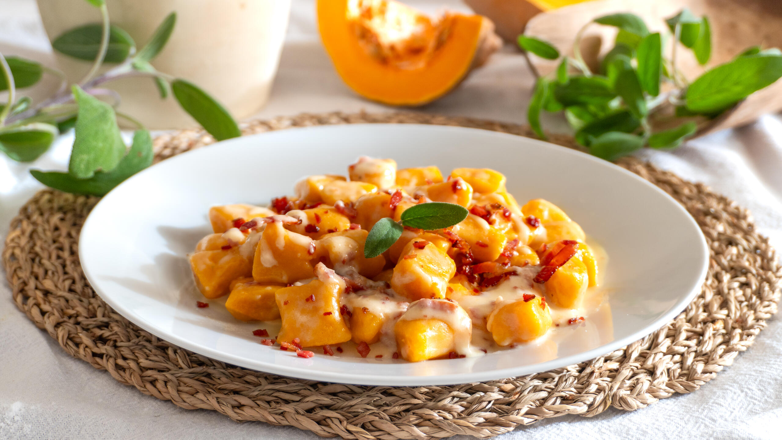 Gnocchi di zucca con taleggio e speck
